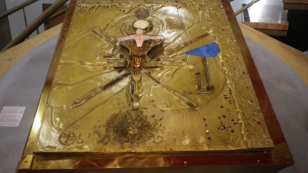 Roban una pieza única de Salvador Dalí: la cubierta de bronce del Libro del Apocalipsis desaparece de un museo en Francia