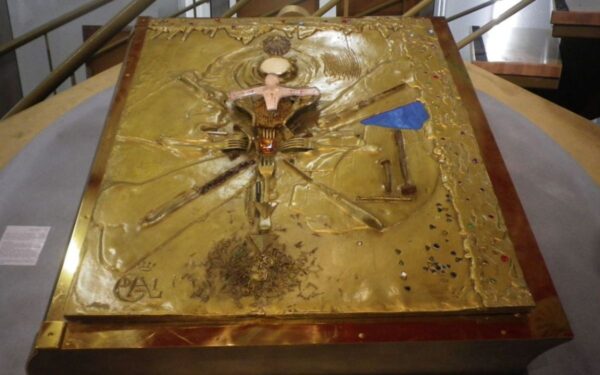 Roban una pieza única de Salvador Dalí: la cubierta de bronce del Libro del Apocalipsis desaparece de un museo en Francia